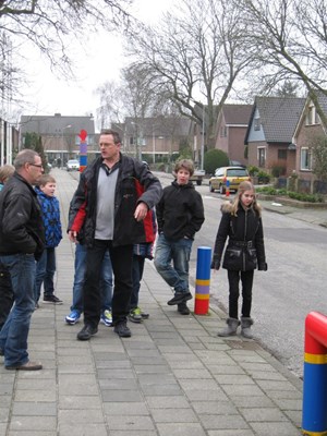 Uitleg aan de kinderen bij het dode hoek project