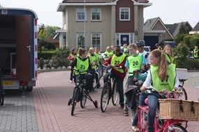 Leerlingen van de Duizend Eilanden School staan klaar voor vertrek