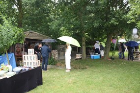 Ambachtskunstmarkt in Oudkarspel ook in de regen!