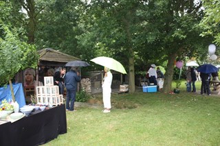 Ambachtskunstmarkt in Oudkarspel ook in de regen!