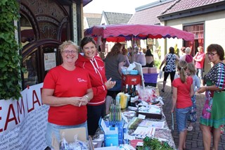 Verkoop op de Hemelvaartsmarkt van Team Langedijk 