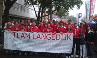 De foto bij de finish van de Roparun in Rotterdam van Team Langedijk