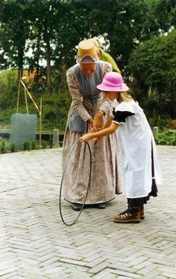 Hoepelen tijdens de kindermiddag (foto Museum Broeker Veiling)