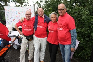 Henk Heemskerk (links) en het bestuur van St. Nomphilo