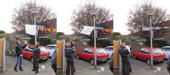 Wethouder Irma Schrijver en bewoner Martijn Bak onthullen het Gouden Ster Straatnaambord 