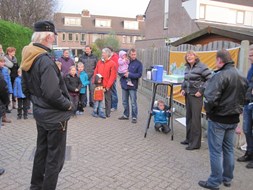 Wethouder Irma Schrijver spreekt de aanwezigen toe (foto’s M. Rintel) 