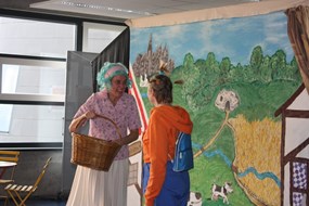 Oma en Liesje gaan op pad in de voorstelling ’Oma Kwijt’