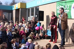 Alle kinderen van groep 1 t/m 5 kijken toe