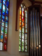 Het nieuwe glas-in-loodraam in de Allemanskerk 