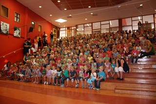 Alle kinderen van De Phoenix in de aula