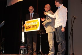 Overhandiging van het Fairtrade Gemeente bord aan Burgemeester Cornelisse