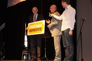 Overhandiging van het Fairtrade Gemeente bord aan Burgemeester Cornelisse