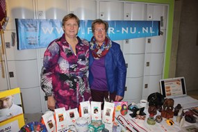 Marktkraampjes in de gang met fairtrade producten