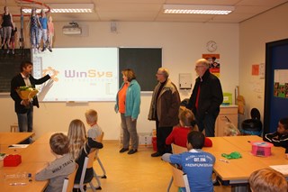 Directeur Paul Edelschaap van De Wijde Veert met een bloemetje voor St. Lief Langedijk