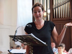 Marije Wolfswinkel bij de onthulling van het Pinksterenraam Glas in Lood Allemanskerk -27 mei 2012 