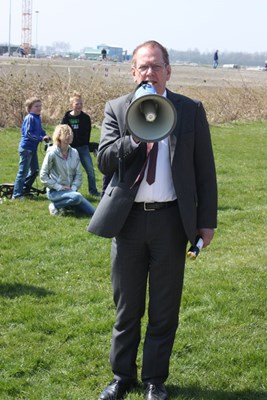 Wethouder Beers opent de feestmiddag vanwege de heropening van de Westelijke Randweg 