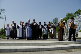 Historische modeshow in Museum BroekerVeiling