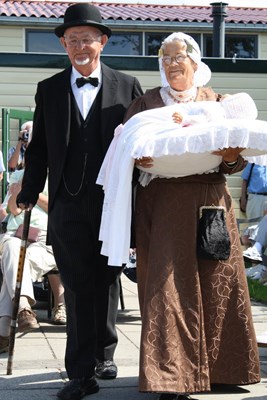 Historische modeshow in Museum BroekerVeiling