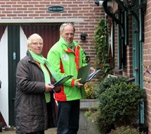 Raadsleden Klaas Zwart en Elly de Rijcke op pad met enquete van Groen Links Langedijk