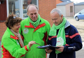 foto Klaas Zwart en burgerraadsleden Piet van Kleef enTiny Zandbergen, resp. nr. 3 en 6 op lijst GL 