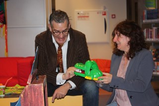 Ook wethouder Frits Westerkamp doet mee met het spelletje met de krokodil