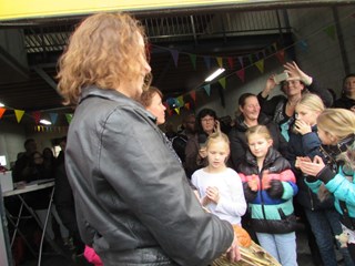 Marjolijn en Gerdine bij het ontvangen van de mand