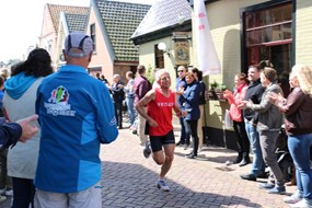 Binnenkomst van de 5 kilometer Langedijker Run